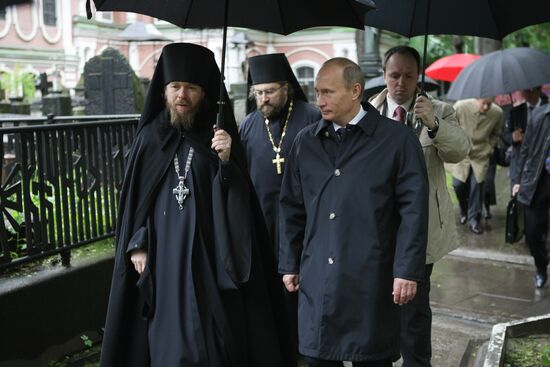 В.Путин посетил кладбище Донского монастыря в Москве