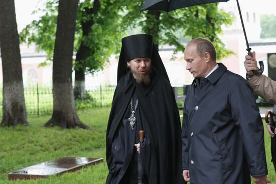 В.Путин посетил кладбище Донского монастыря
