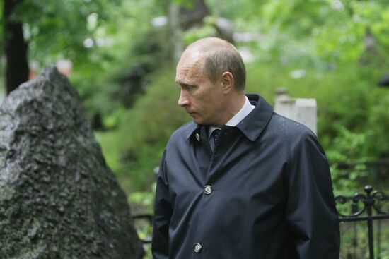 В.Путин посетил кладбище Донского монастыря