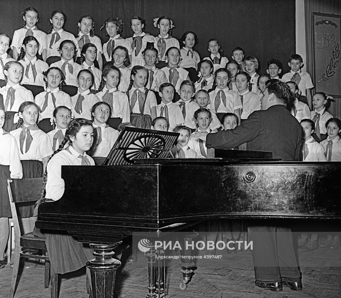 Выступление хора учащихся московской школы №424