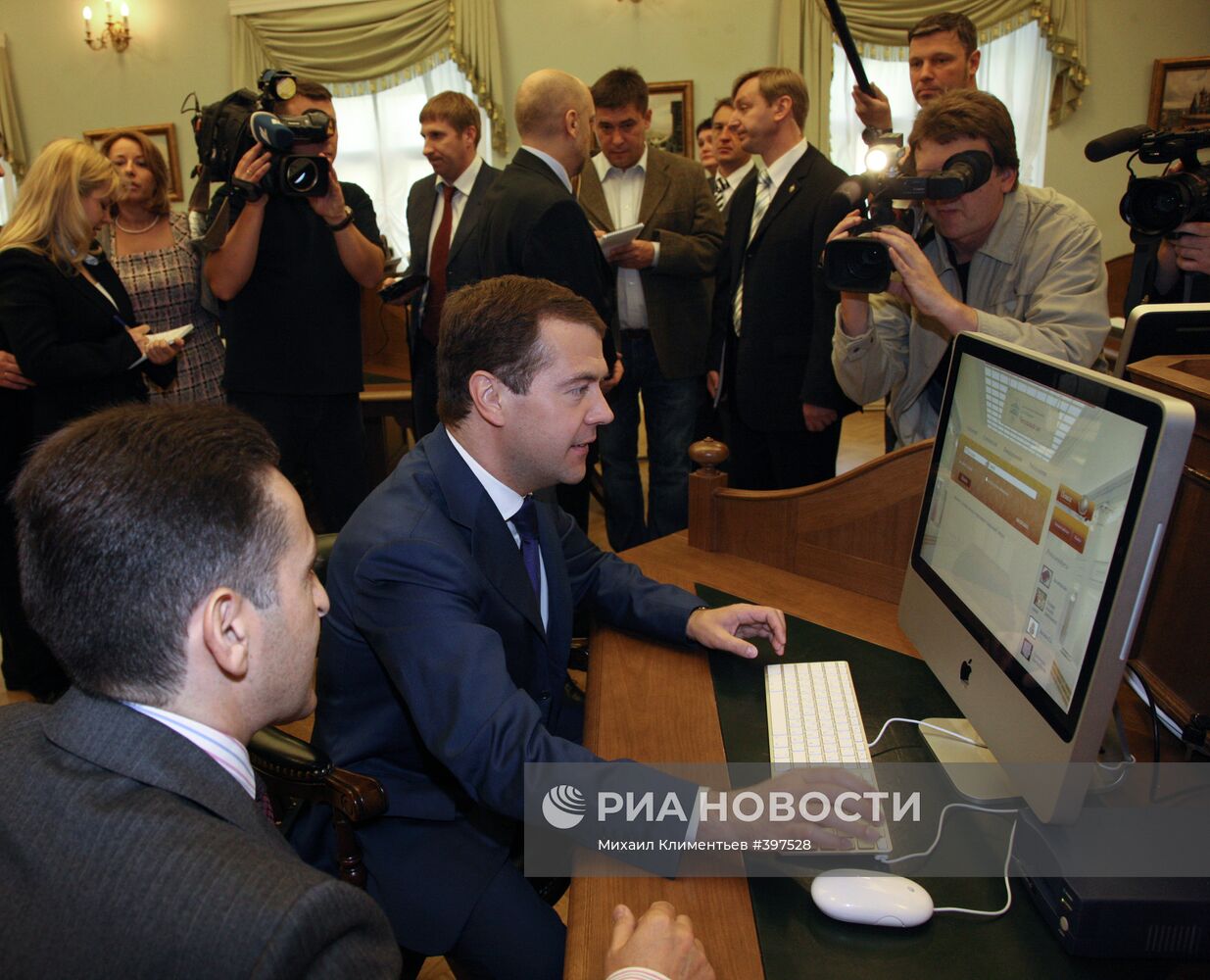 Президент РФ посетил Президентскую библиотеку имени Б. Ельцина