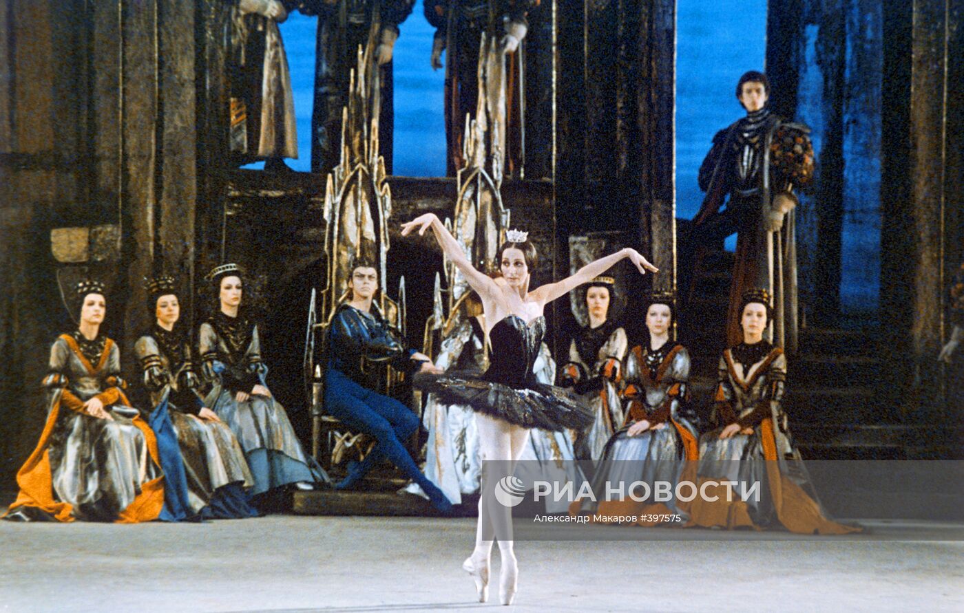Сцена из балета "Лебединое озеро"