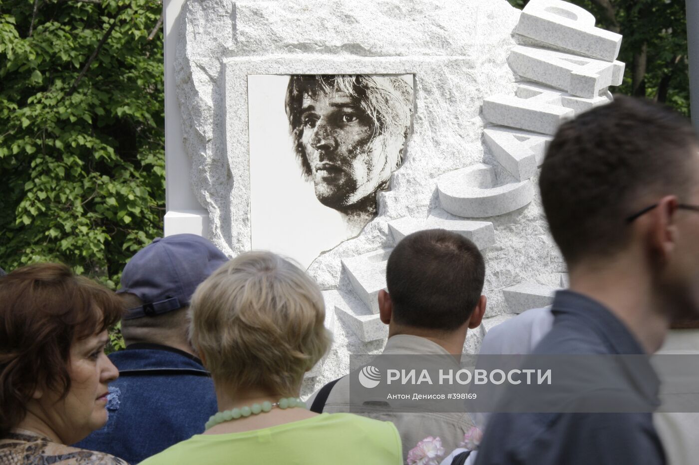 Памятник А.Абдулову открыт на Ваганьковском кладбище