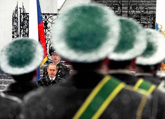 Вручение В.Путиным знамён ВС главкомам восьми родов войск