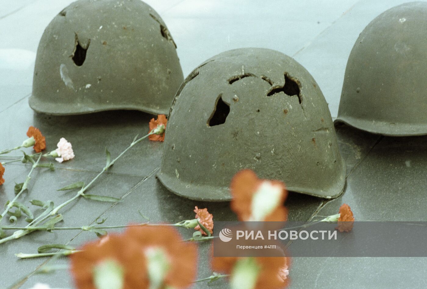 Пробитые осколками каски советских солдат