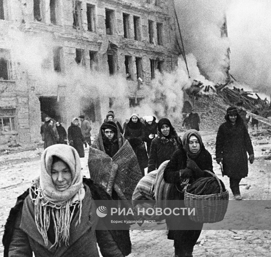 Жители блокадного Ленинграда выходят из бомбоубежища