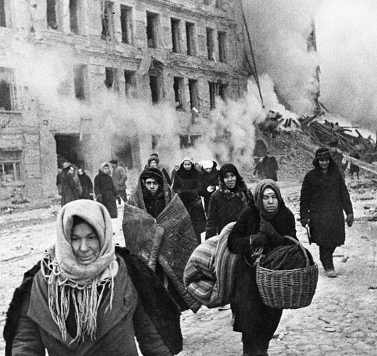 Жители блокадного Ленинграда выходят из бомбоубежища