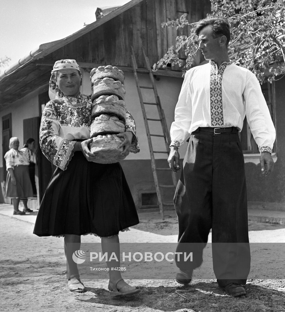 Жители буковинского села Бридок идут на свадьбу