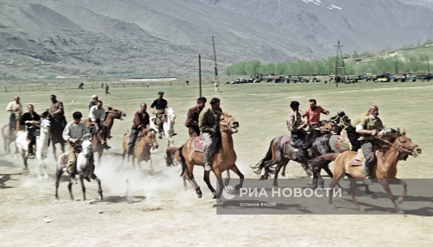 Жители Таджикистана участвуют в конных состязаниях