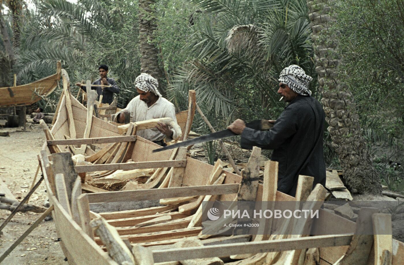 ИРАК РЕКА ТИГР ИЗГОТОВЛЕНИЕ ЛОДКИ