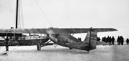 САМОЛЕТ "ГАМИЛЬТОН"