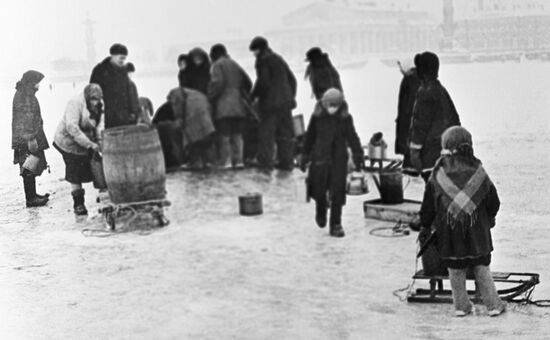 Жители Ленинграда берут воду из проруби