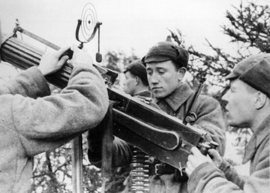 Бойцы Красной Армии готовят зенитный пулемёт к бою
