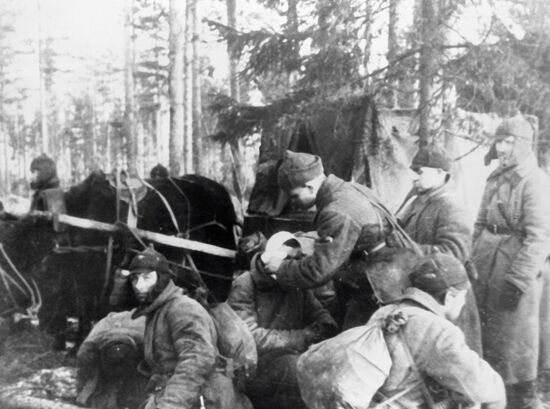 САНИТАР КРАСНОАРМЕЙЦЫ ПЕРЕВЯЗКА КАРЕЛИЯ