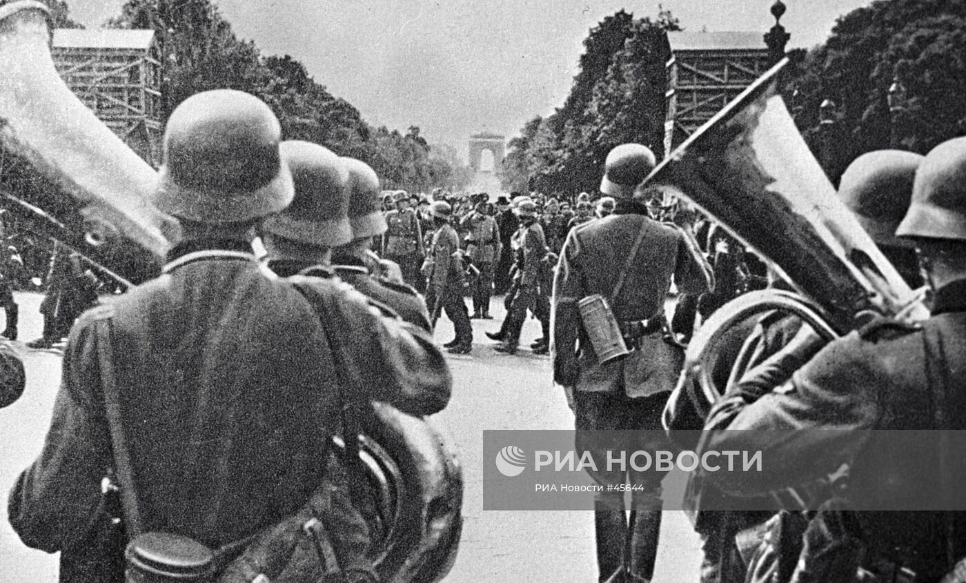 Открытка, изображающая парад немецких войск в Париже
