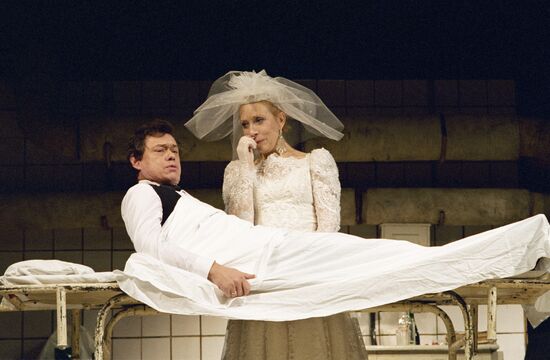 Инна Чурикова и Николай Караченцов в спектакле "Сорри"