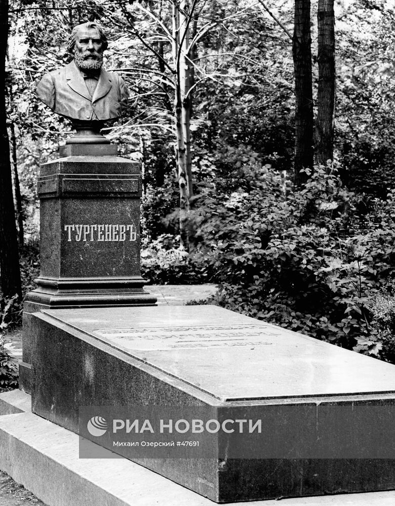 Памятник на могиле писателя И. С. Тургенева