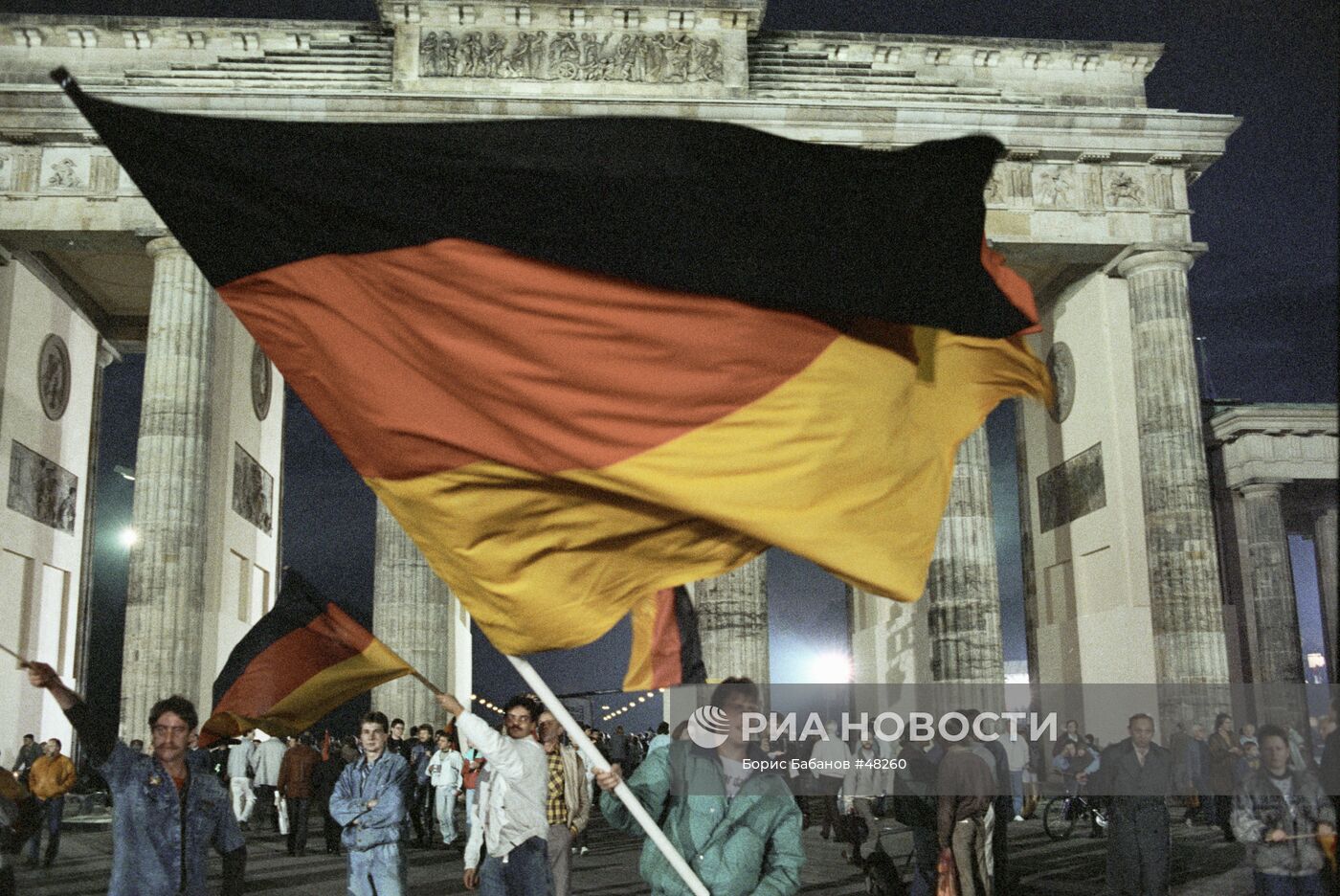 Жители Берлина празднуют объединение Германии