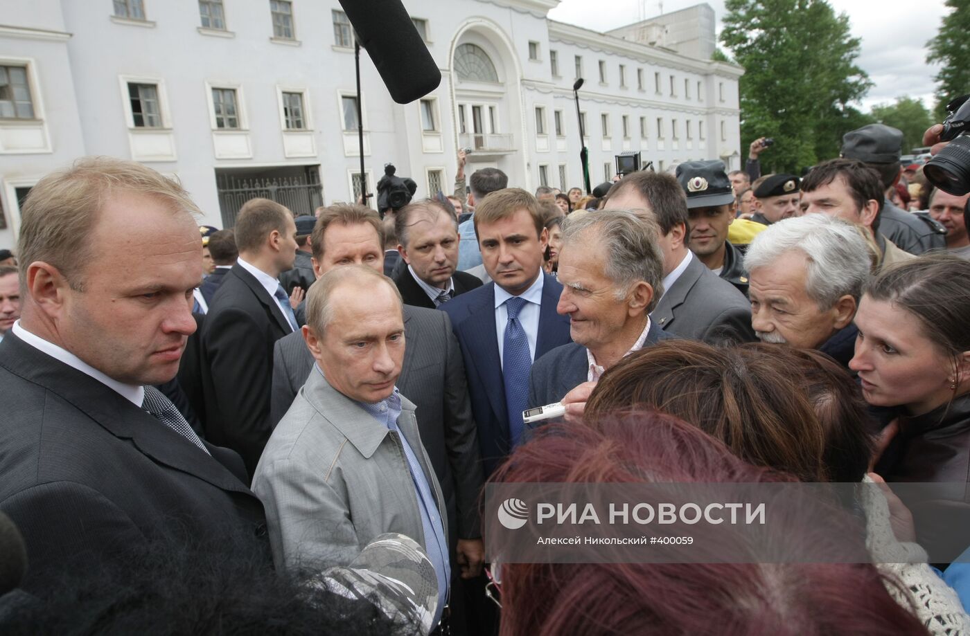Владимир Путин встретился с жителями города Пикалево