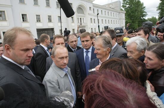 Владимир Путин встретился с жителями города Пикалево