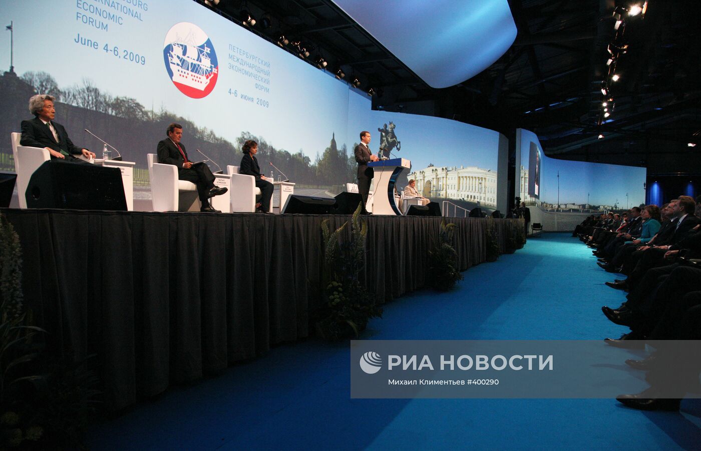 Президент РФ Дмитрий Медведев принимает участие в работе ПМЭФ