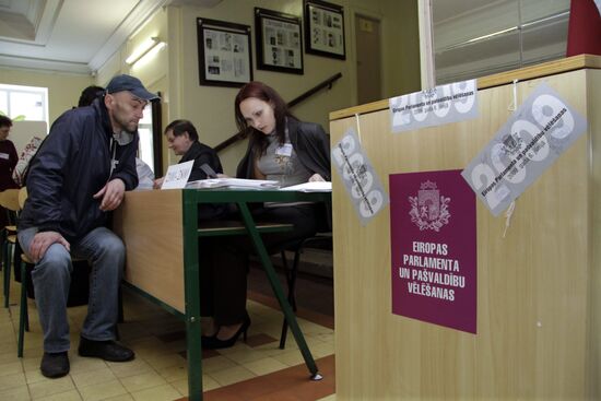 Выборы в Европарламент и местные органы власти прошли в Латвии