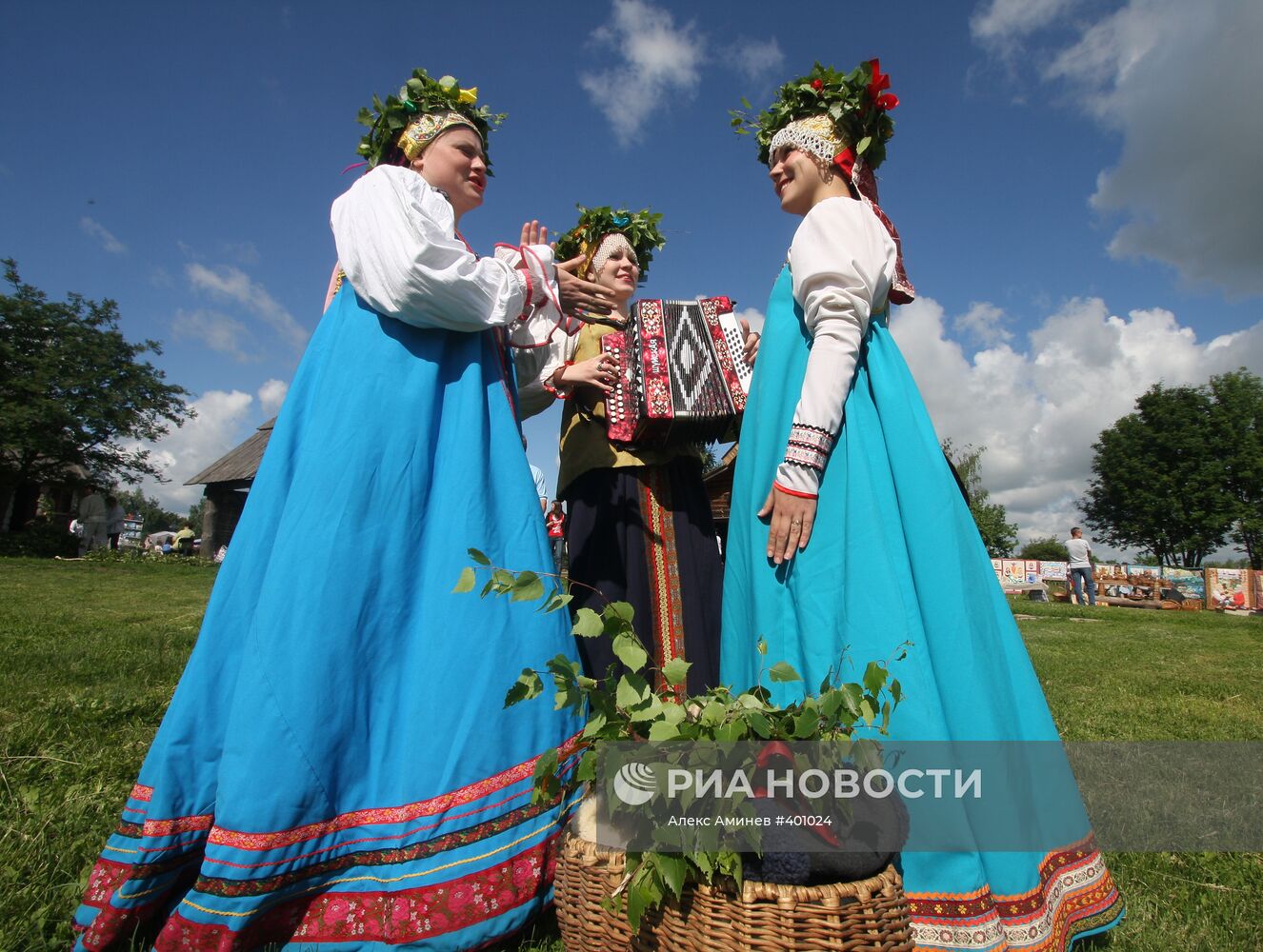 Празднование Дня Святой Троицы в Суздале