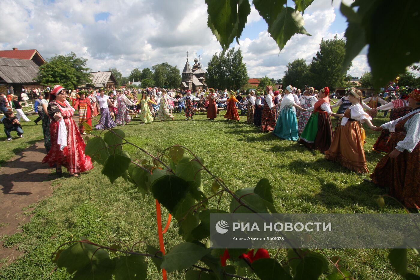 Празднование Дня Святой Троицы в Суздале
