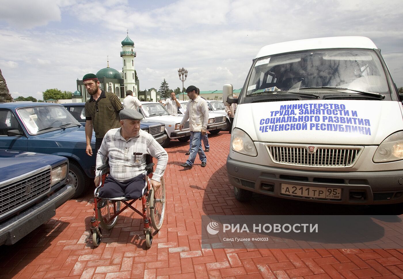 100 автомобилей получили инвалиды Чечни | РИА Новости Медиабанк