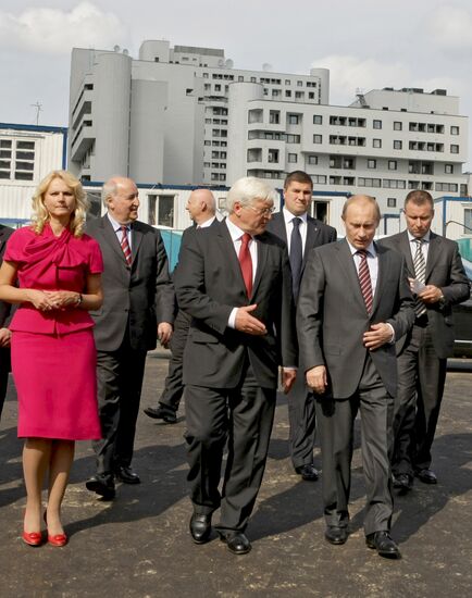 В.Путин посетил строительство детского гемоцентра в Москве
