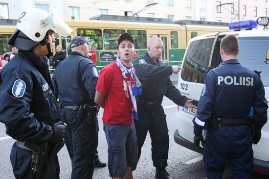 Российские болельщики и представители органов правопорядка