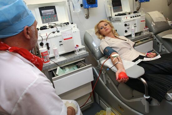 Т. Голикова. Сдача крови сотрудниками Минздравсоцразвития РФ