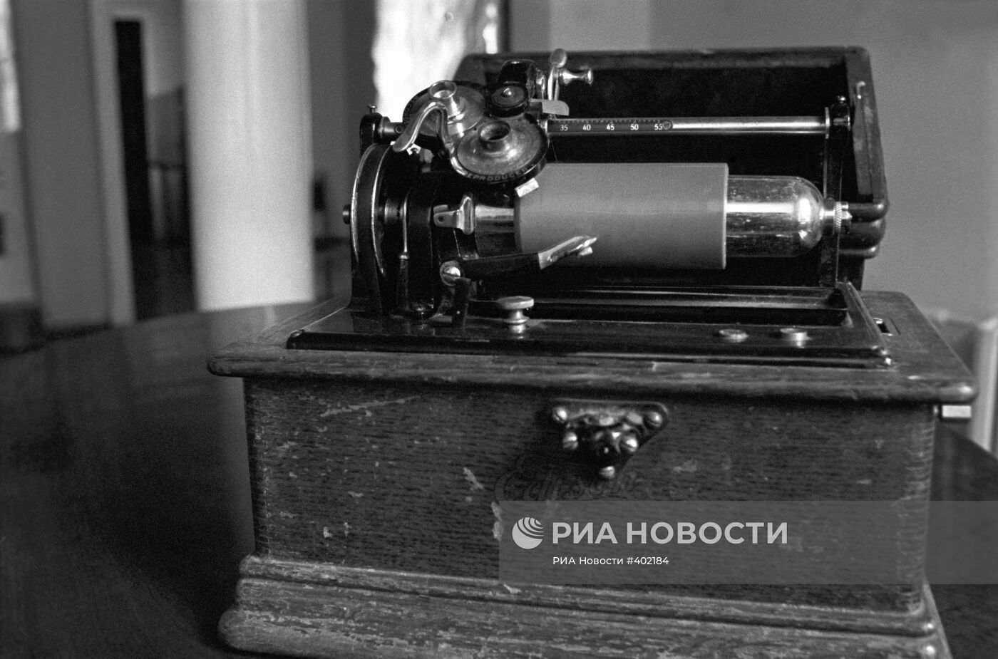 Старинный звукозаписывающий аппарат-фонограф