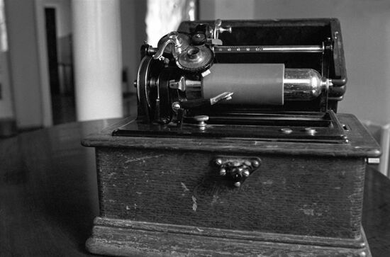 Старинный звукозаписывающий аппарат-фонограф