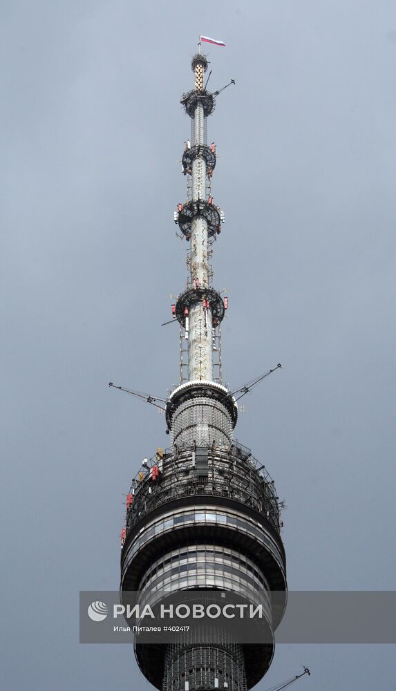 Флаг РФ появился на вершине Останкинской телебашни в День России