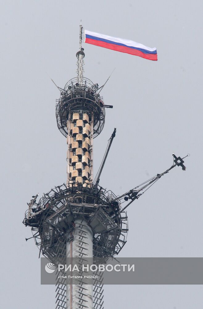 Флаг РФ появился на вершине Останкинской телебашни в День России