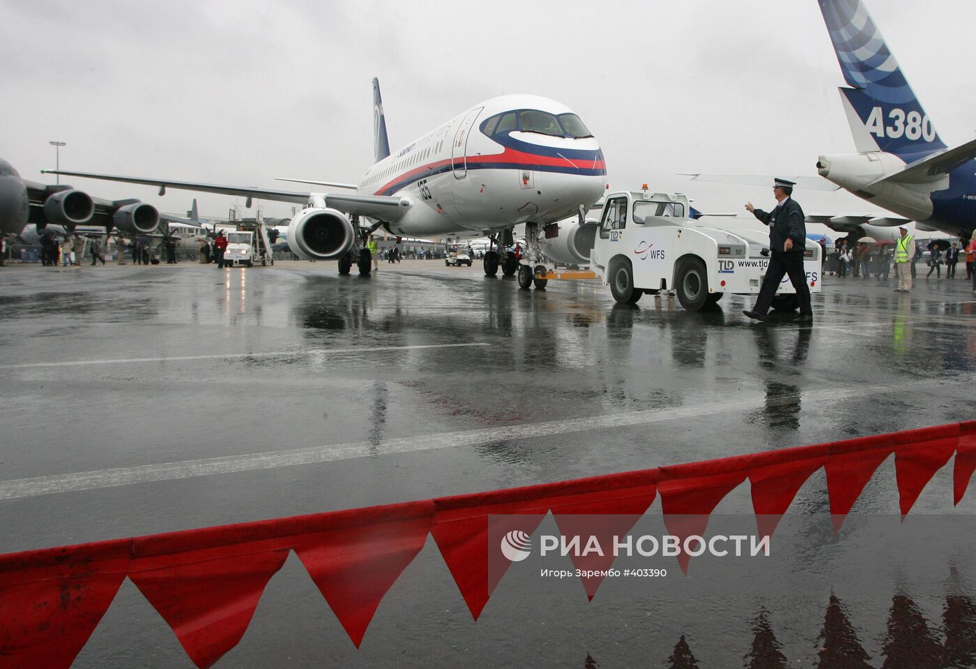 Российский самолет Sukhoi Superjet 100 в Ле-Бурже