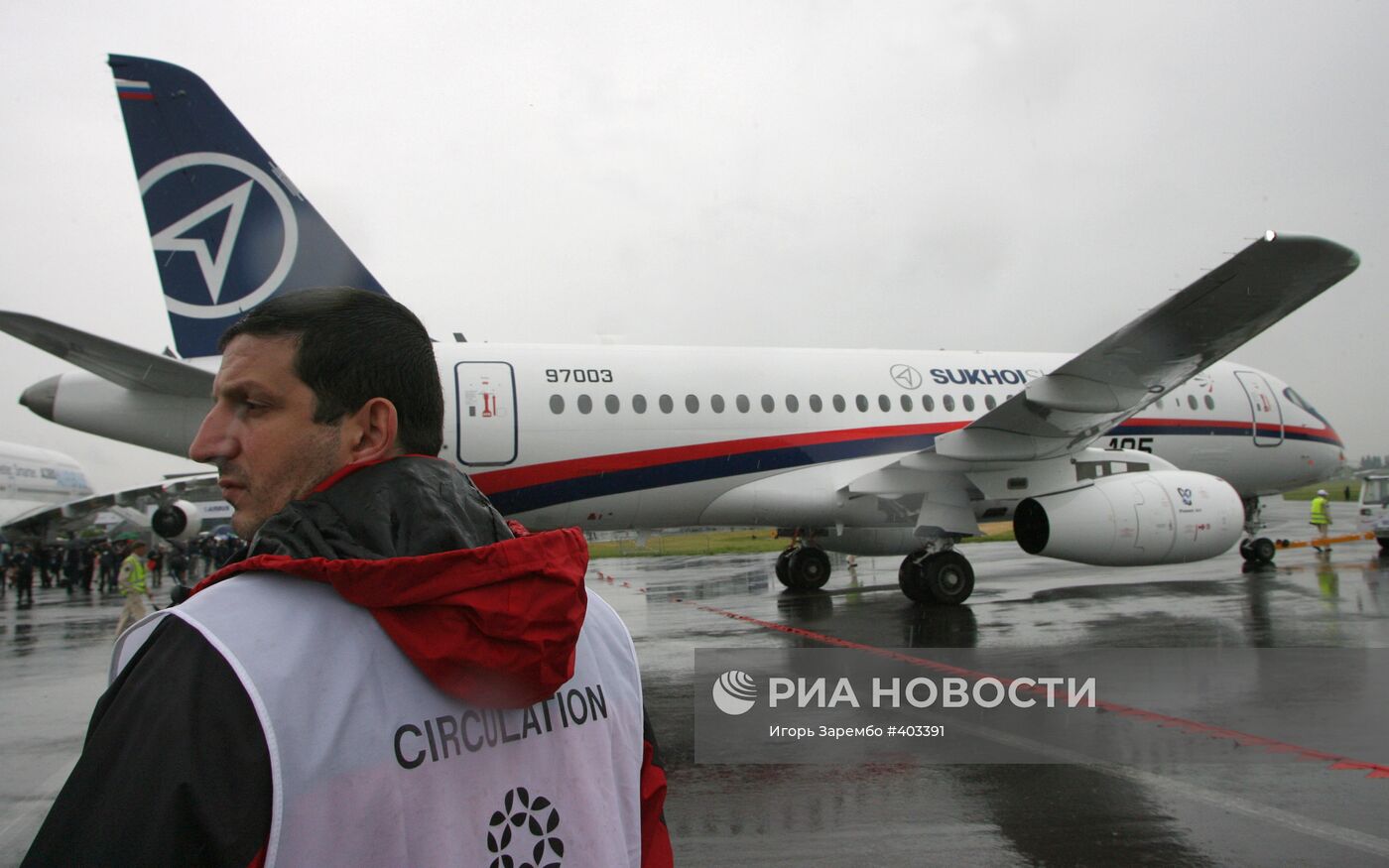 Российский самолет Sukhoi Superjet 100 в Ле-Бурже