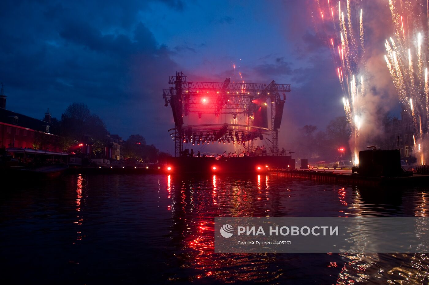 Торжественное представление в акватории реки Амстел