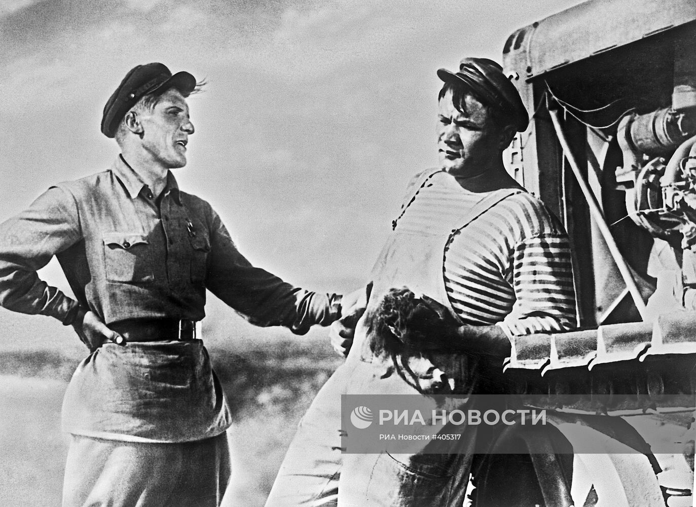 Кадр из кинофильма "Трактористы"