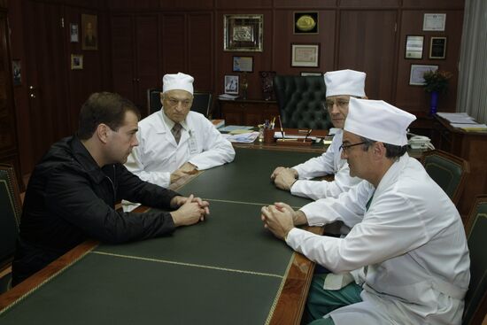 Д.Медведев посетил раненого президента Ингушетии в Москве