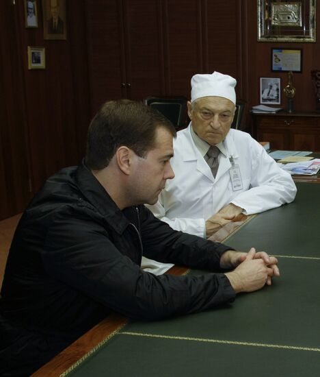 Д.Медведев посетил раненого президента Ингушетии в Москве