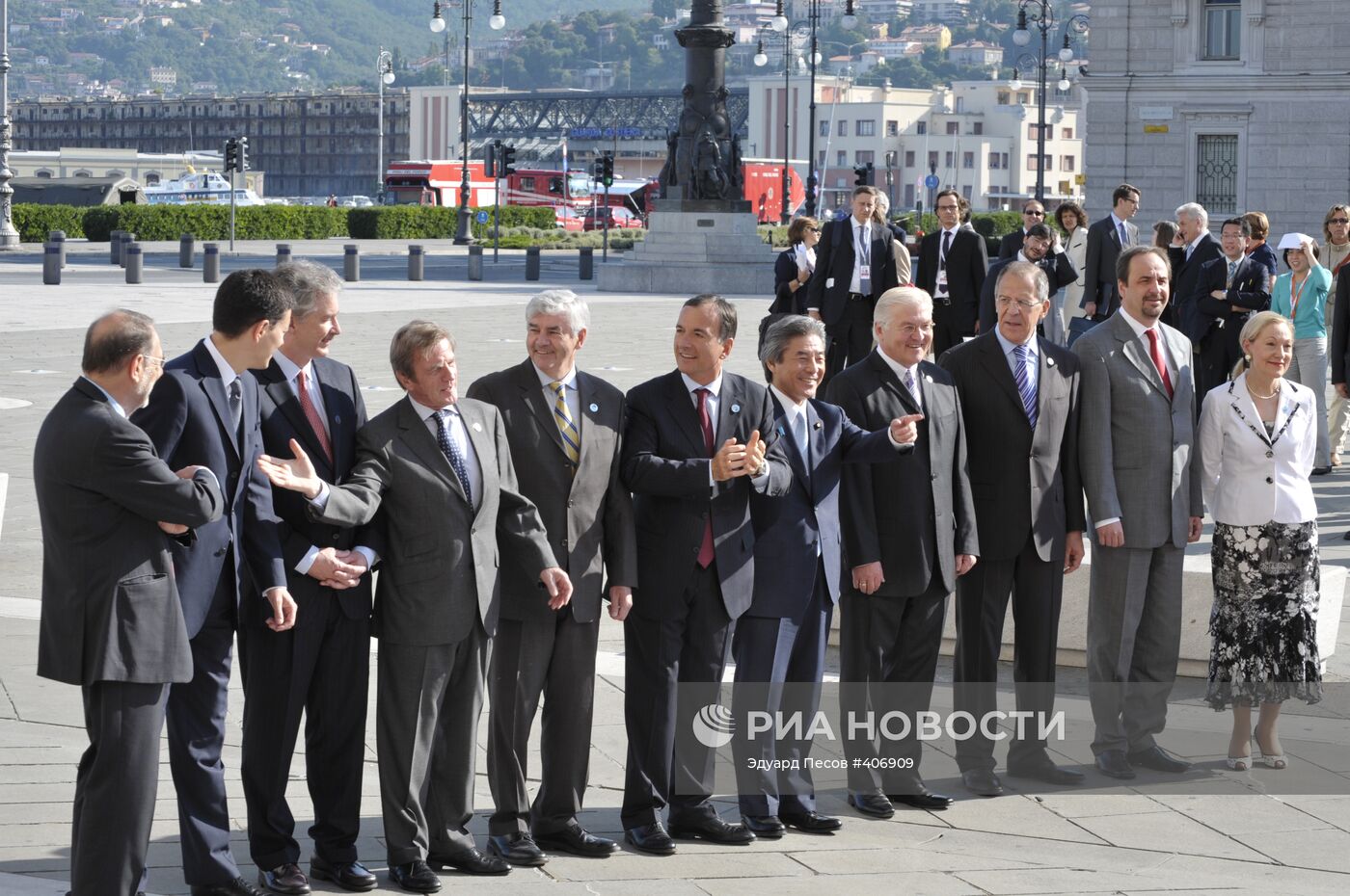 Фотосессия участников встречи министров иностранных дел стран G8