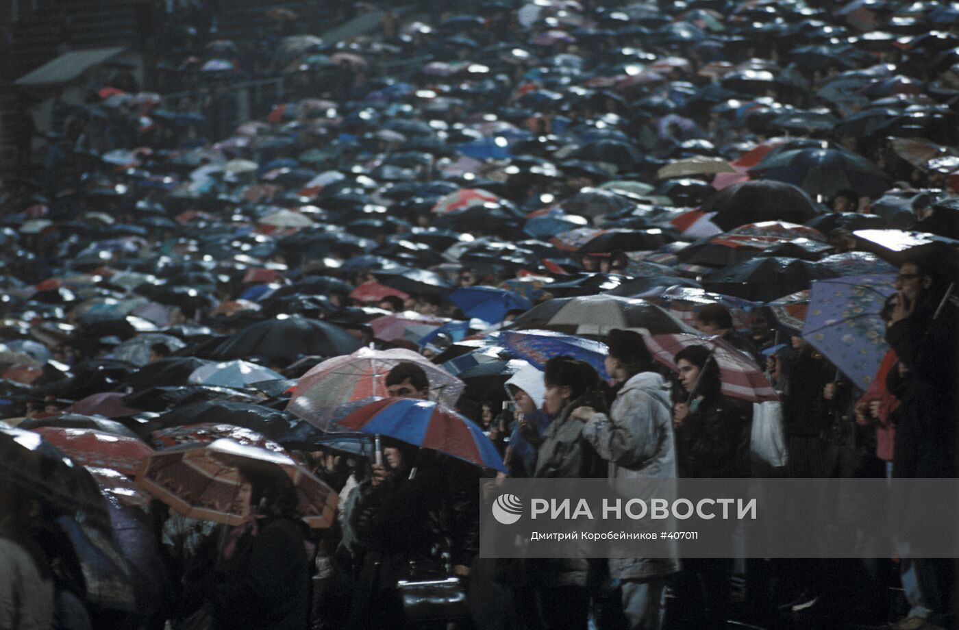 Зрители во время выступления Майкла Джексон в Москве в 1993 году