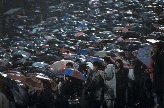 Зрители во время выступления Майкла Джексон в Москве в 1993 году