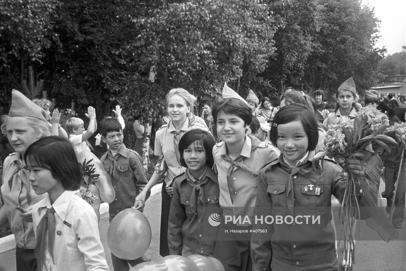 Вьетнамские и советские пионеры отдыхают в пионерлагере "Нептун"
