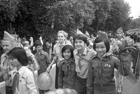 Вьетнамские и советские пионеры отдыхают в пионерлагере "Нептун"