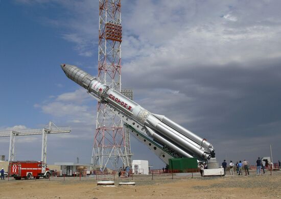 Подготовка к запуску РН "Протон" на космодроме "Байконур"