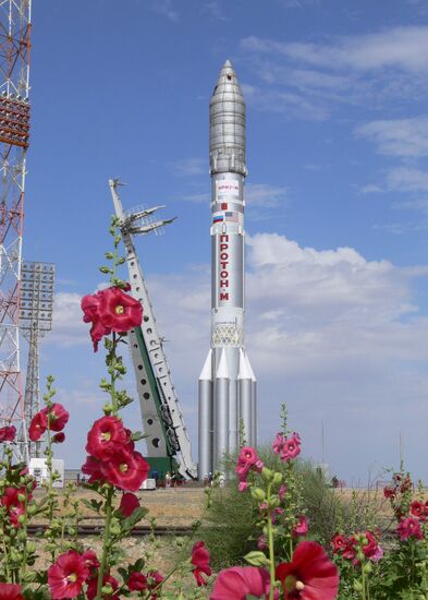 Подготовка к запуску РН "Протон" на космодроме "Байконур"
