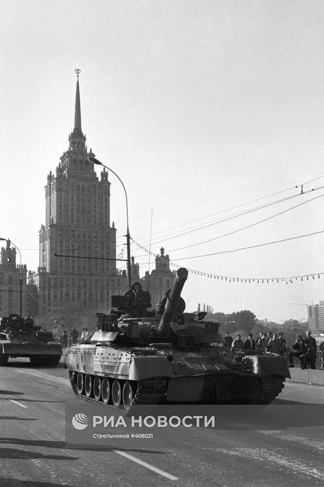 Колонна танков на Новоарбатском мосту в Москве